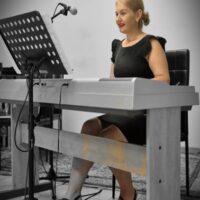 Individual vocal lessons are aimed at developing the voice, breathing and purity of intonation. Participants work on a selected piece of music, discover the natural sound of the voice and receive personal recommendations from the teacher. The lesson combines technical exercises and emotional experience of music.